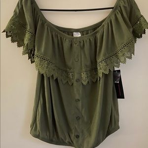 Cute on or off shoulder top.